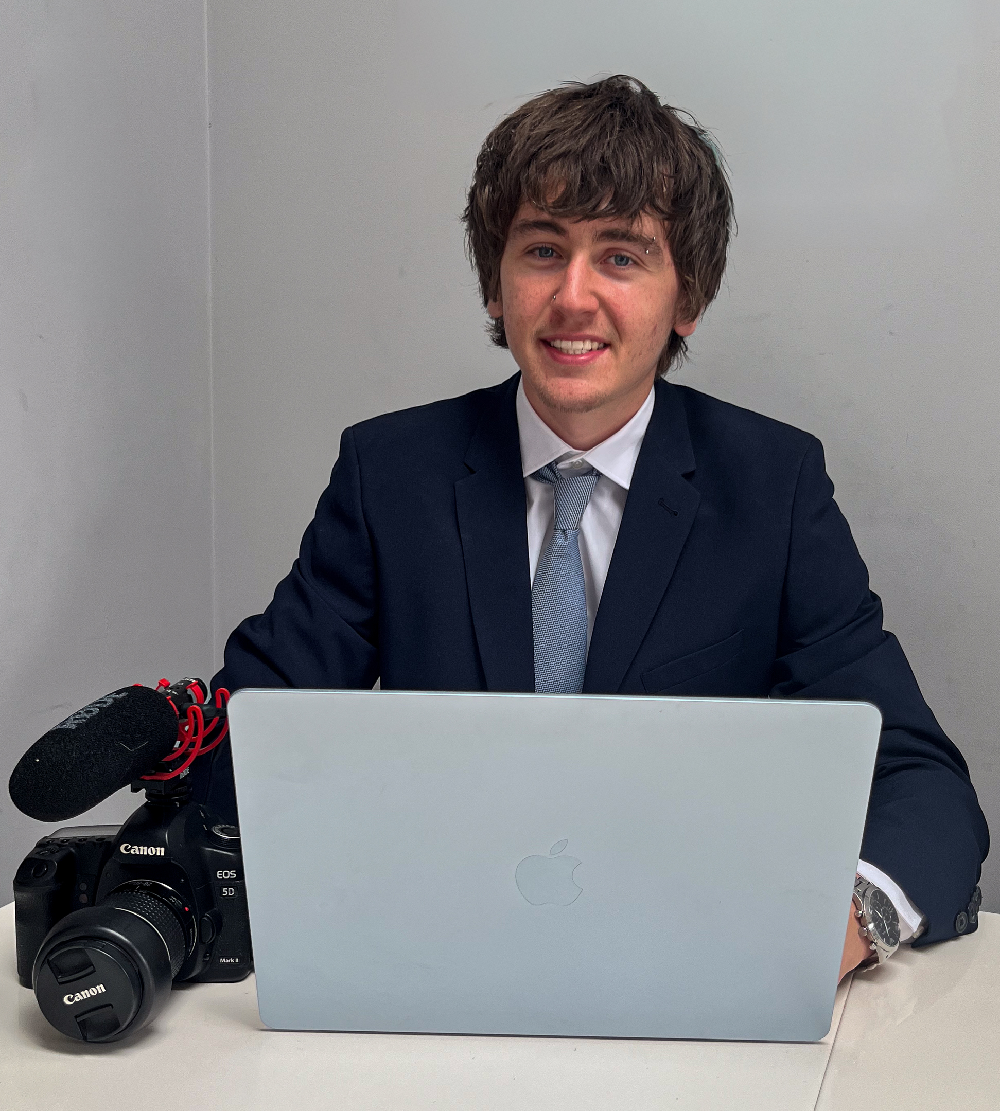 Oliver Hartle with his camera and laptop